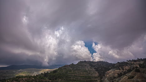 Nubes-Cúmulos-Rodando-Sobre-El-Paisaje-Montañoso.-Lapso-De-Tiempo