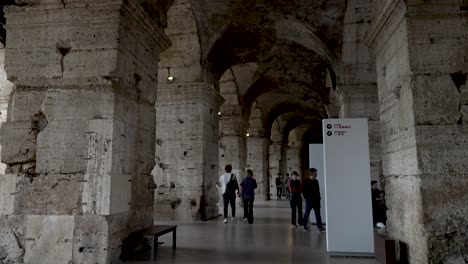 Turistas-Caminando-Dentro-De-Pasillos-Concéntricos-En-El-Coliseo-En-Roma