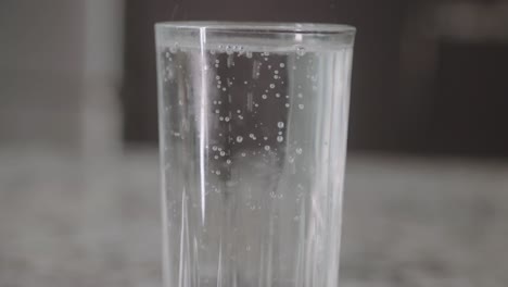 Glas-Mineralwasser.---Nahaufnahme