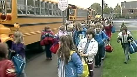 Niños-De-La-Escuela-De-Los-Años-80-Que-Caminan-Cerca-Del-Autobús