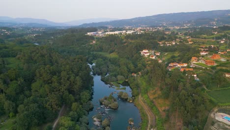 Vista-Desde-Arriba-Del-Río-Lima-Y-La-Ciudad-De-Ponte-De-Lima-En-Portugal