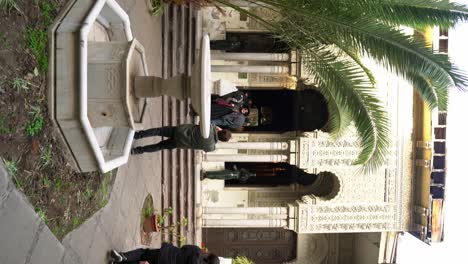 Vertikale-Ansicht-Des-Zentralen-Brunnens-Des-Alhambra-Palastes-Voller-Besucher,-Hispano-muslimisches-Neoarabisches-Design