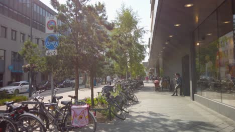 Spaziergang-Durch-Die-Typische-Stadtstraße-Mit-Fahrradparkplätzen-In-Eindhoven,-Niederlande