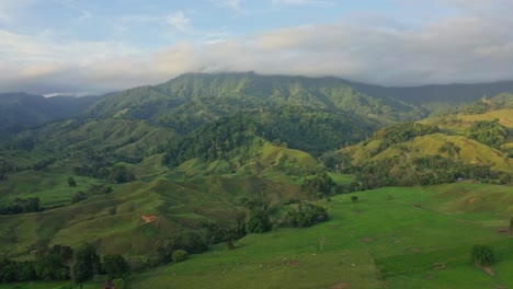 Paisaje-Rural-De-Costa-Rica-Durante-La-Luz-Del-Sol-De-La-Tarde,-Antena