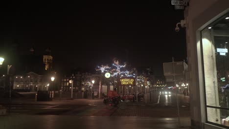 Weitwinkelansicht-Des-Vrijthof-Maastricht-Mestreech,-Geschmückt-Mit-Weihnachtsbeleuchtung-In-Der-Nacht
