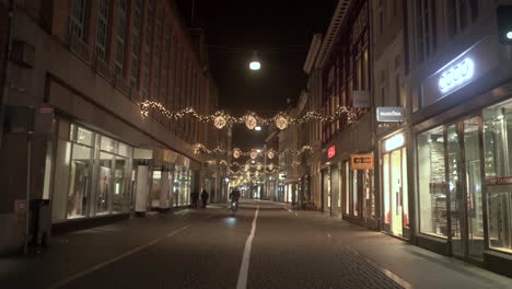 Weitwinkelansicht-Von-Grote-Staat-Maastricht,-Nachts-Mit-Weihnachtsbeleuchtung-Geschmückt