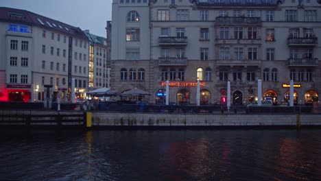 Establishing-shot-of-Berlin-streets-with-restaurants-by-Spree-river,-evening