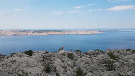 Die-Luftaufnahme-Fängt-Die-Atemberaubende-Schönheit-Des-Blauen-Adriatischen-Ozeans-Ein,-Der-Die-Bezaubernde-Insel-Pag-In-Kroatien-Umgibt