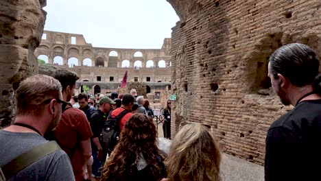Touristengruppe-Im-Kolosseum-Amphitheater-In-Rom