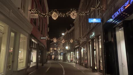 POV-Der-Muntstraat-Maastricht,-Nachts-Mit-Weihnachtslichtern-Geschmückt