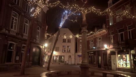 Charles-Dickens-Como-Sint-Amorsplein-Maastricht-Con-Luces-Navideñas-En-La-Noche
