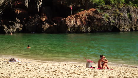 Turistas-Occidentales-Disfrutando-De-Las-Vacaciones-De-Verano-En-La-Playa-Del-Paraíso-Local