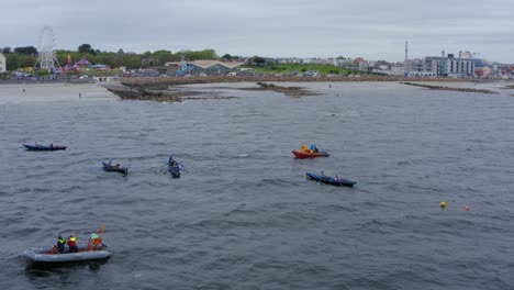 Drohnenübersicht-über-Sicherheitsschiffe-Und-Currach-Boote-An-Der-Küste-Von-Galway