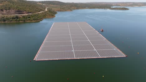 Schwenk-Um-Den-Größten-Schwimmenden-Solarpark-Europas-Im-Stausee-Alto-Rabagão-In-Portugal