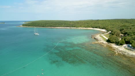 Espectacular,-Imagen-De-La-Playa-Paradisíaca-Mar-Mediterráneo,-Un-Azul-Turquesa-En-La-Isla-De-Croacia