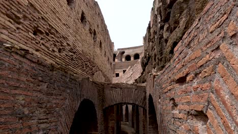 Los-Túneles-Subterráneos-En-El-Anfiteatro-Del-Coliseo,-Roma