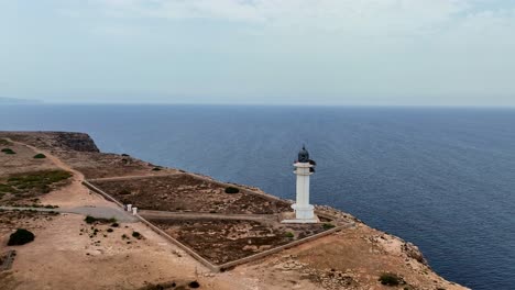 Bewegen-Sie-Sich-Landeinwärts,-Während-Sie-über-Einem-Leuchtturm-Von-Far-De-La-Mola-Auf-Formentera-Aufsteigen