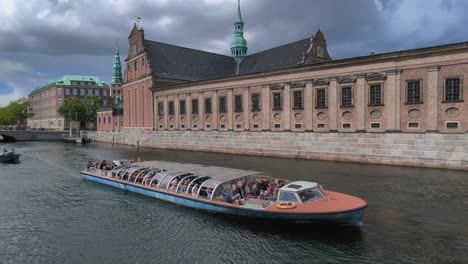 Canal-Borsgeaven-Con-La-Iglesia-De-Holmen-Al-Fondo,-Copenhague,-Dinamarca