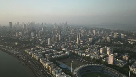 Vista-Aérea-Del-Paisaje-Urbano-De-Mumbai,-Horizonte-Denso-Lleno-De-Rascacielos,-Tiro-Ascendente