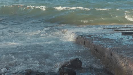 Wellen-Rollen-Die-Slipanlage-Entlang-Der-Küste-Von-Lesbos-Hinauf