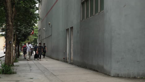 Statische-Aufnahme-Des-Städtischen-Lebensstils-Hongkongs-Mit-Einheimischen,-Die-Auf-Einem-Normalen-Bürgersteig-Laufen