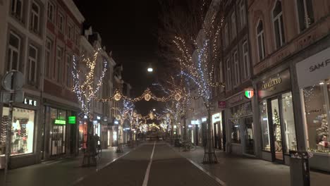 Maastrichter-Brugstraat-Maastricht-Nachts-Mit-Weihnachtsbeleuchtung-Beleuchtet