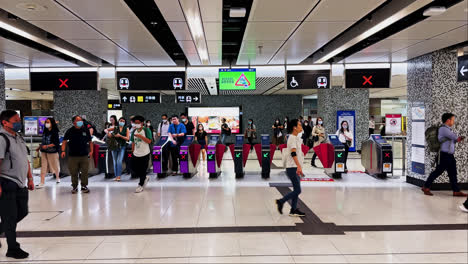 Cámara-Lenta-De-Viajeros-Enmascarados-Que-Salen-De-La-Estación-De-Metro-En-Hong-Kong-Durante-Las-Horas-Punta-De-La-Mañana