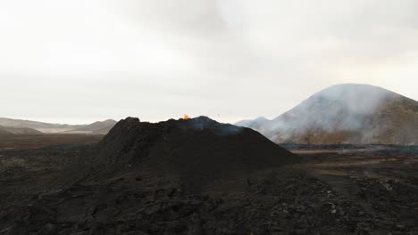 Vista-Aérea-Del-Volcán-En-Erupción-En-Litli-hrutur,-Islandia,-Con-Lava-Y-Humo-Saliendo