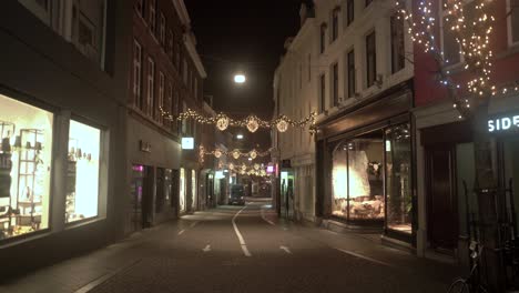 Luz-Intermitente-De-Un-Coche-Cargando-Y-Descargando-En-Grote-Staat-Maastricht-Durante-La-Noche
