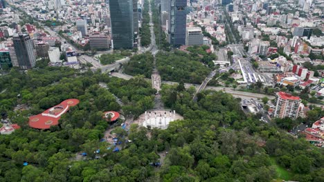 Vistas-Icónicas-De-La-Ciudad-De-México:-Una-Vista-De-Dron-De-Chapultepec-Y-Reforma