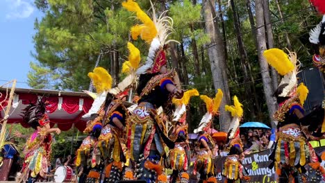 Nahaufnahme-Eines-Traditionellen-Tanzes-Mit-Kostümen-Auf-Der-Bühne-An-Einem-Sonnigen-Tag-In-Zentral-Java,-Indonesien