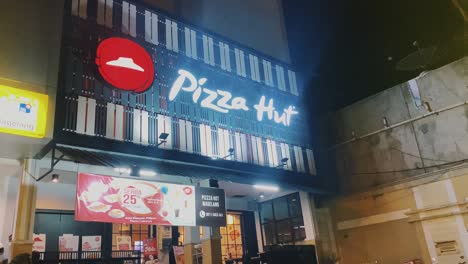 Outlet-De-Pizza-Hut-En-Indonesia-Por-La-Noche-Con-Las-Luces-Encendidas