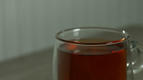 Tee-In-Einer-Klaren-Glastasse-Auf-Dem-Couchtisch