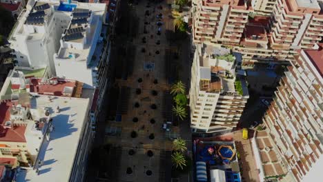 Drone-shot-from-town-square-promenade-in-central-Marbella,-Spain