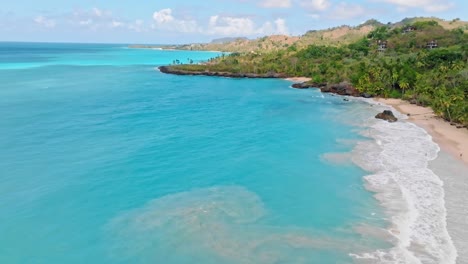 Luftaufnahme-Des-Türkisfarbenen-Karibischen-Meeres-Am-Strand-Playa-Del-Amor,-Samana-Im-Sommer