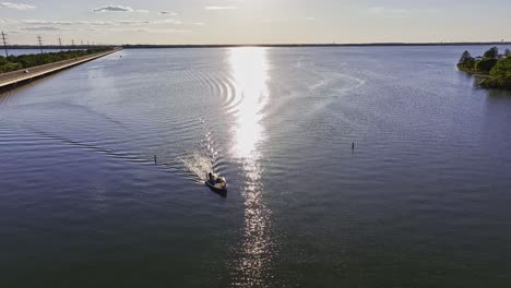 Boat-coming-to-shore-at-Lake-Ray-Hubbard-in-Rockwall,-Texas