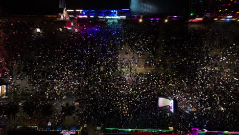 Vista-Aérea-Sobre-La-Gente-En-La-Feria-De-San-Marcos,-Noche-En-Aguascalientes,-México---De-Arriba-Hacia-Abajo,-Disparo-Con-Drones