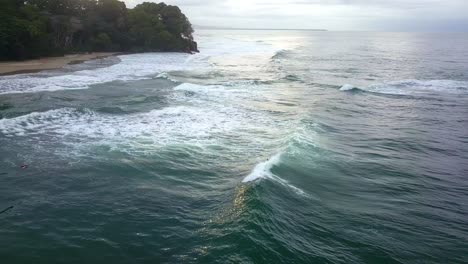 Umlaufbahn-über-Einem-Surfer,-Der-In-Mittelamerika-Eine-Welle-Fängt