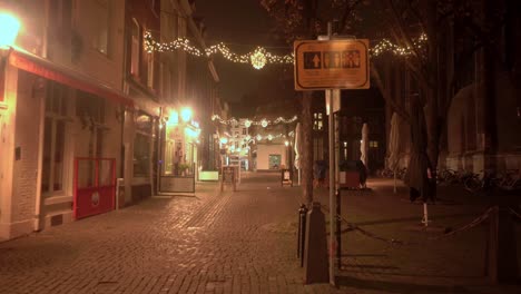 Weitwinkelaufnahme-Des-Our-Dear-Lady-Square-In-Maastricht,-Geschmückt-Mit-Weihnachtsbeleuchtung-In-Der-Nacht