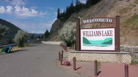Das-Williams-Lake-Town-Schild-Heißt-Reisende-Auf-Dem-Rastplatz-Am-Highway-97-Herzlich-Willkommen