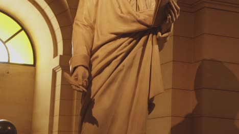 Estatua-De-François-marie-Arouet-En-El-Panteón-De-París,-Francia