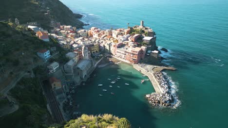 Fixed-Aerial-View-of-Vernazza,-Cinque-Terre