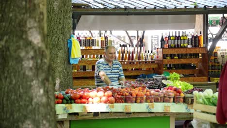 Standbesitzer-Und-Obst-Auf-Dem-Pula-Markt-In-Kroatien