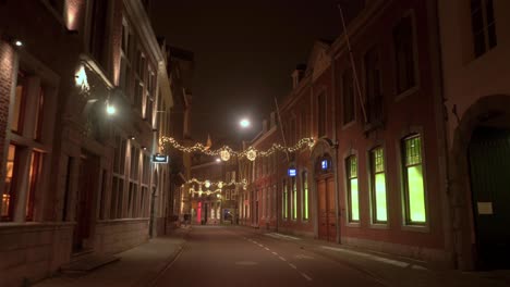 Bredestraat-Maastricht-Pot-Con-Decoración-Navideña-Durante-Una-Noche-Vacía