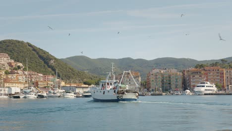 Fischerboot-Kommt-Im-Hafen-Von-Porto-Santo-Stefano-An