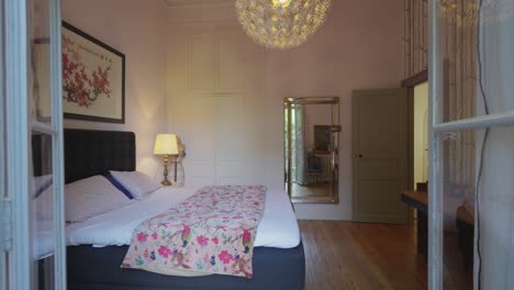 Ein-Wunderschönes-Schlafzimmer-Mit-Bett,-Lampe-Und-Gemälde