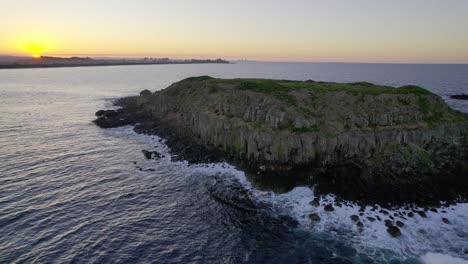 Sunset-Scenery-At-Cook-Island-With-Idyllic-Ocean-In-New-South-Wales,-Australia---drone-shot