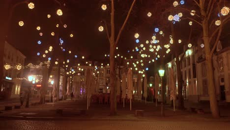 Vorstoß-Auf-Dem-Our-Dear-Lady-Square-In-Maastricht-Bei-Nacht,-Beleuchtet-Von-Weihnachtsdekorationen