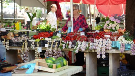 Gemüse--Und-Obststände-Auf-Dem-Pula-Markt-Im-Nordwesten-Kroatiens