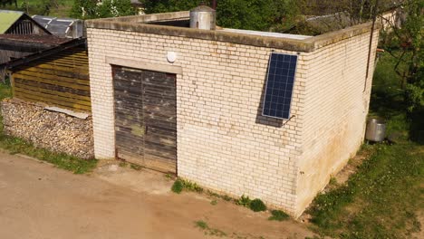 Energía-Del-Panel-Solar-Proporcionada-Al-Almacén,-Edificio-Autosostenible